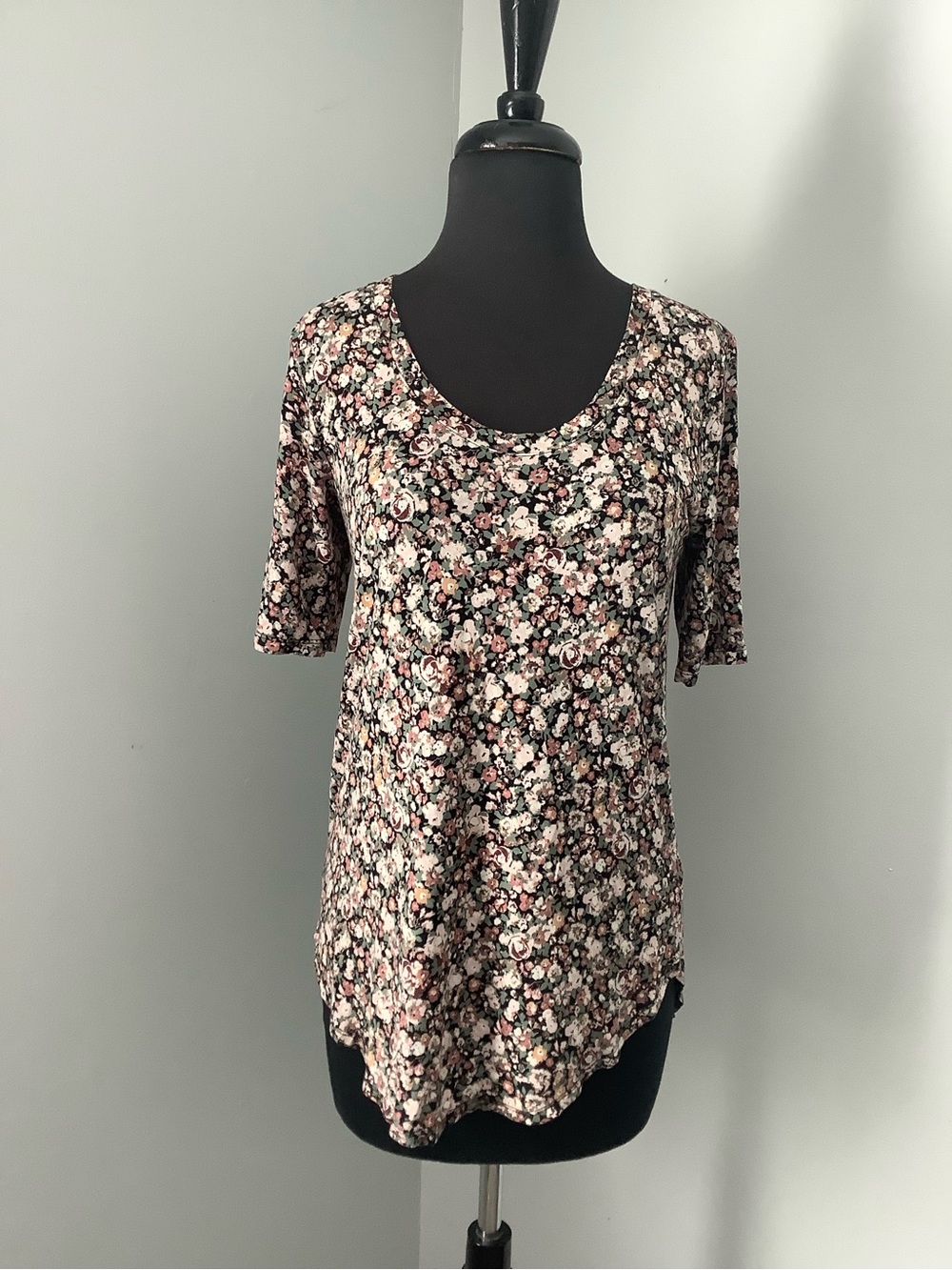 Floral Scoop Neck Short Sleeve Top in Black and Pink